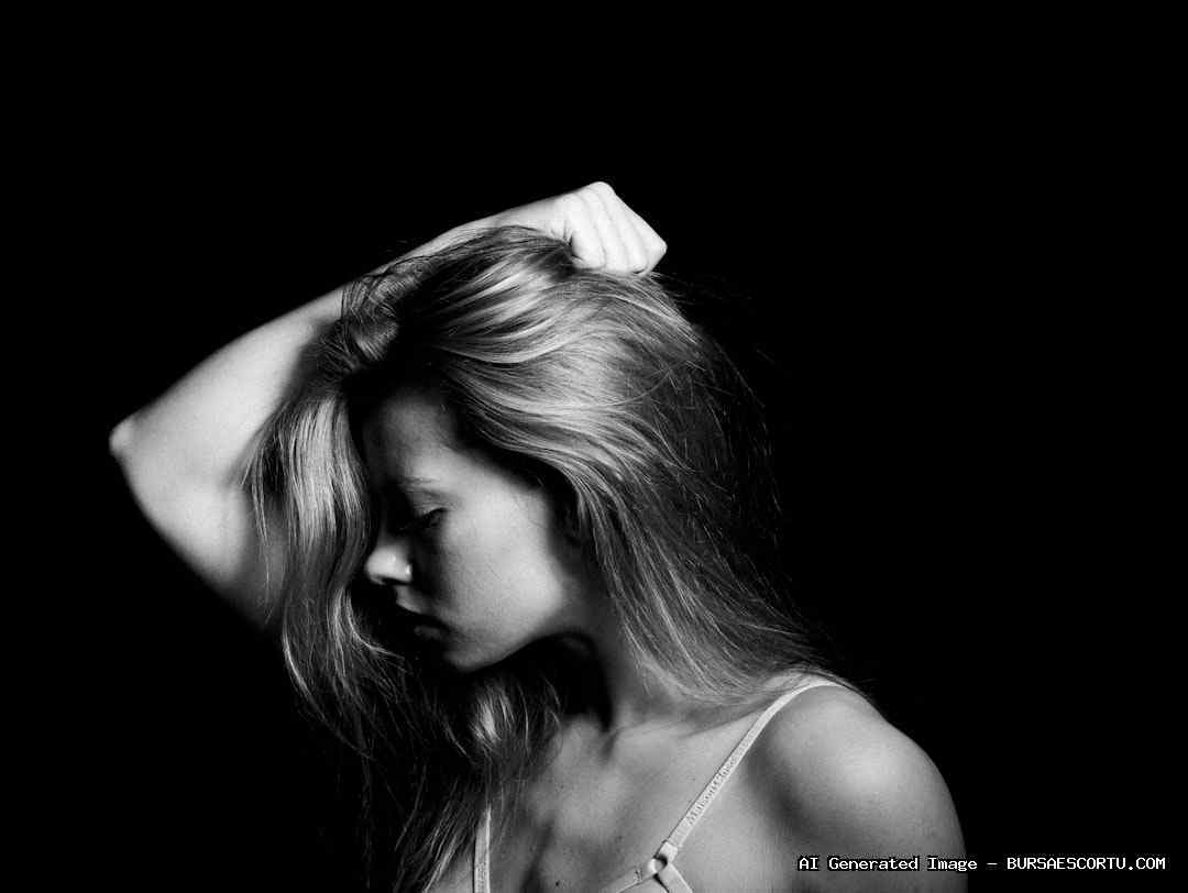 Bursa Kestel escort Fidan, sevgili tadında sıcak bakışlarla pencerede poz veriyor