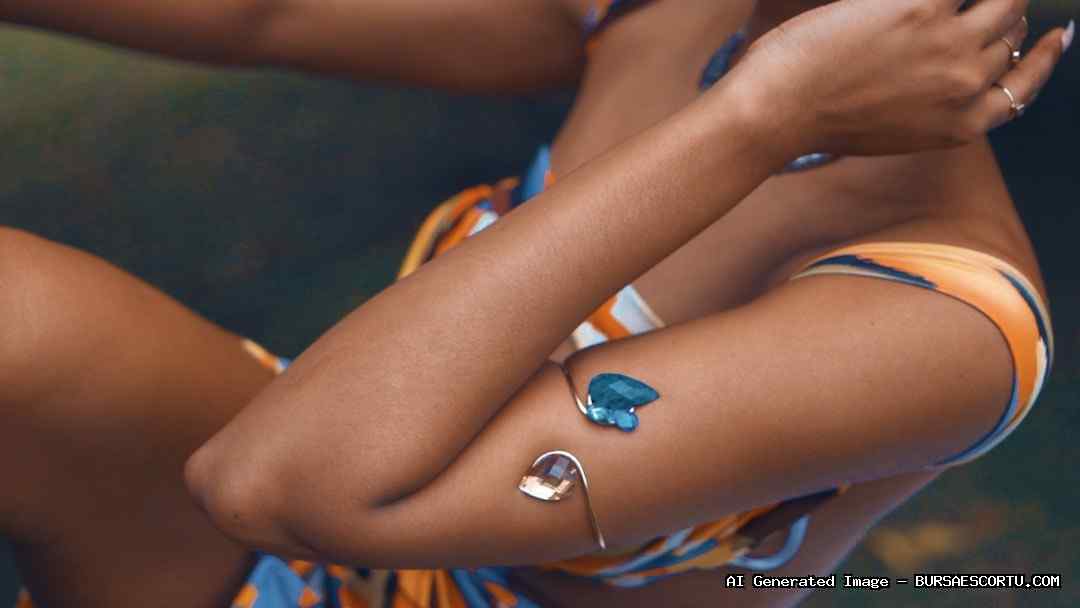 Bursa Gemlik escort Demet, mavi deniz kenarında dalga sesleri eşliğinde partnerini özlemle bekliyor.