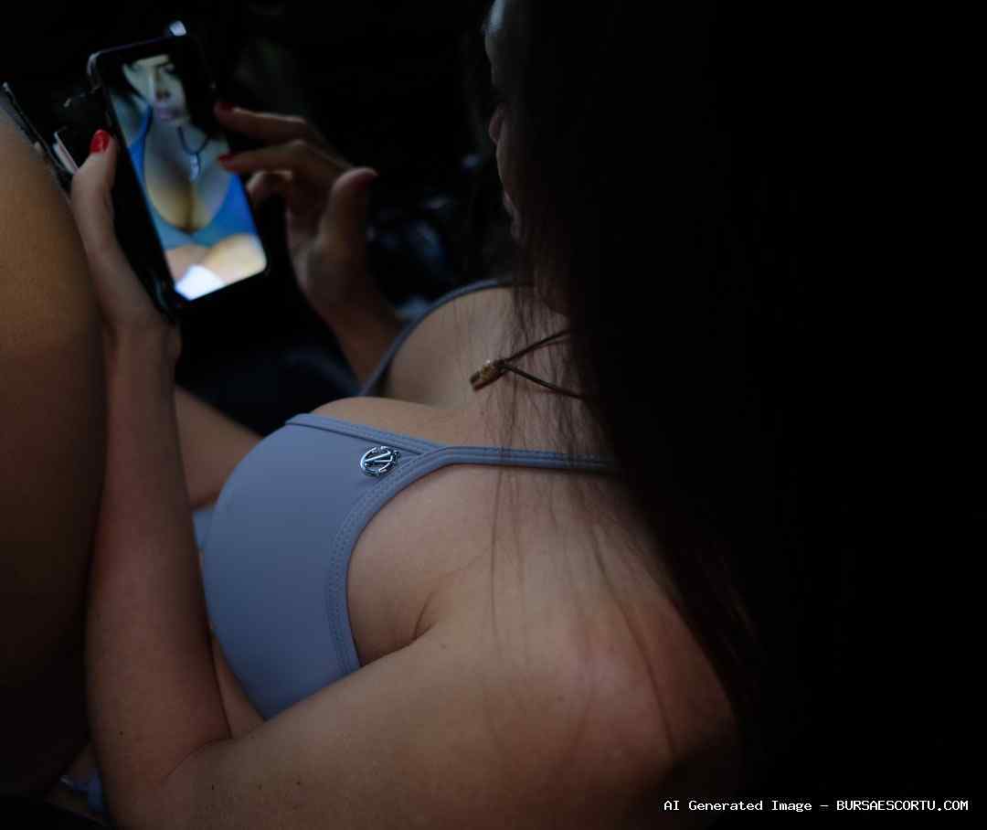 Bursa escort Semra, davetkar bakışlı seksi pozda, rüzgarlı gecede ten tene özlem yansıtan çekici kadın.